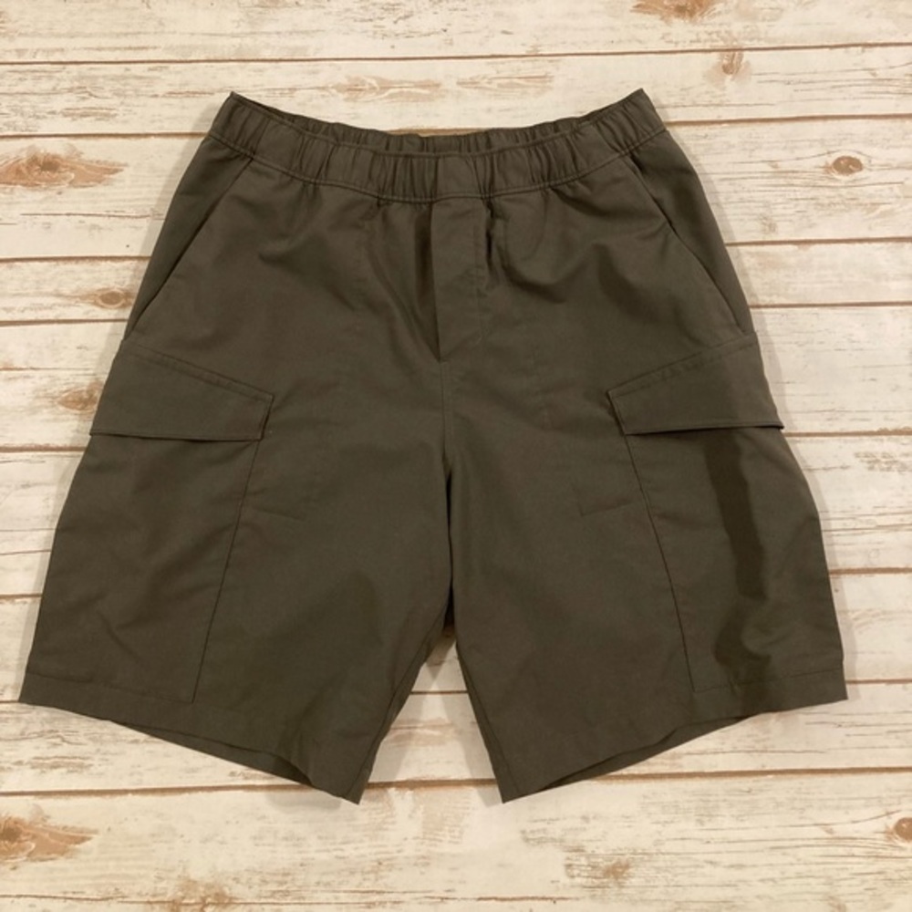 Lululemon Men's VersaTwill Cargo Pocket Shorts Army Green Large LM7BDNS